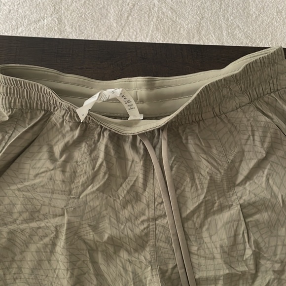 Lightweight Mid Rise Short 3.5 - Picture 3 of 4